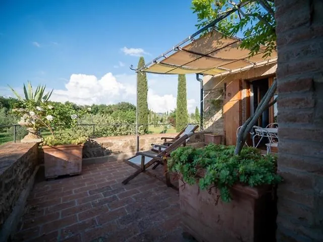 Podere Le Mezzelune بيبونا مزرعة للإقامة